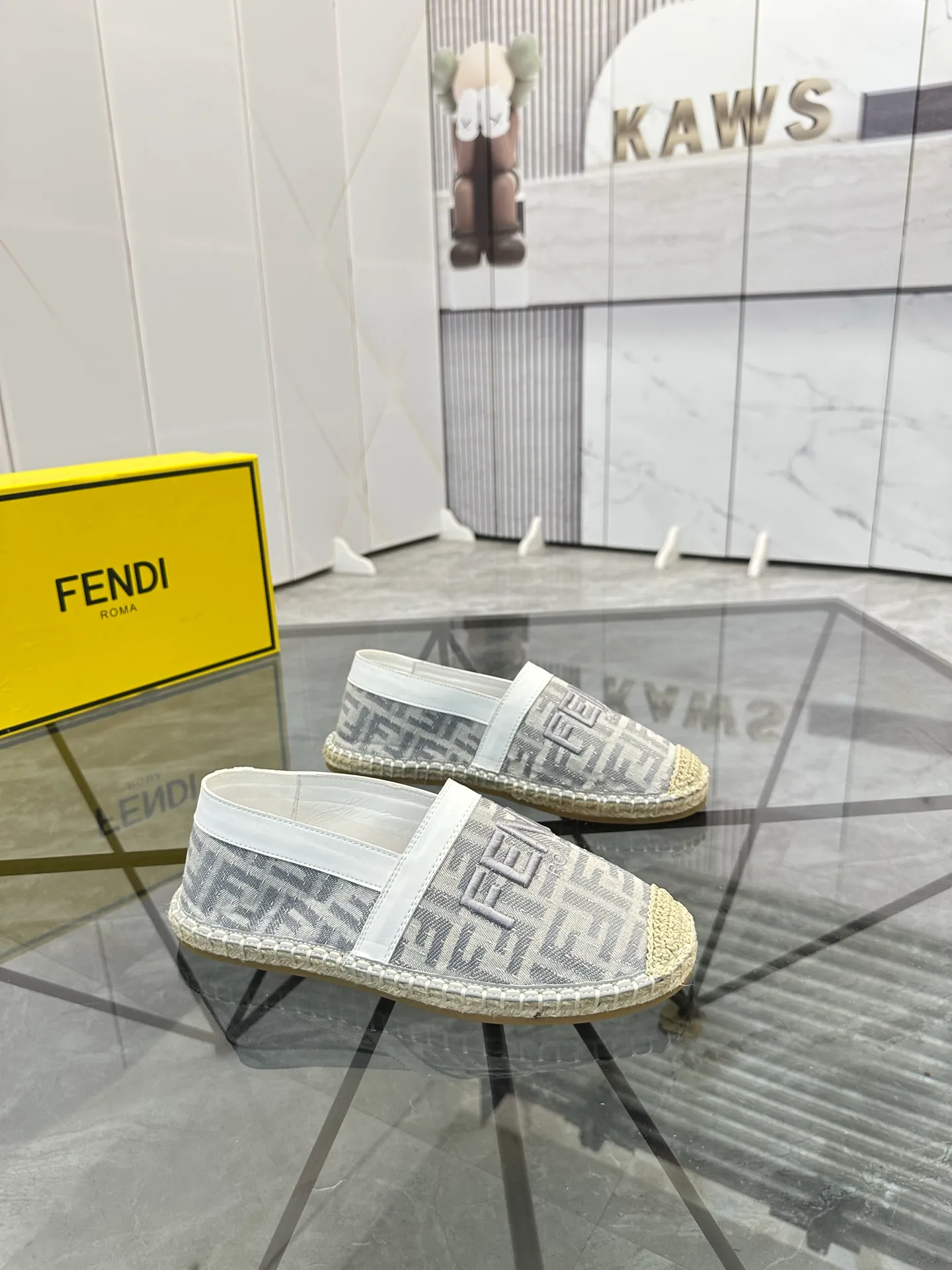 Selling men's shoes 💰: 💰P420¥ Product trademark: Fendi* "Fendi*" low-top fisherman's shoes Regular size: 38-44 (can be customized to 37.45) Product materials: upper imported cowhide stitched with original fabric, sheepskin lining, original outsole. Number: 1023